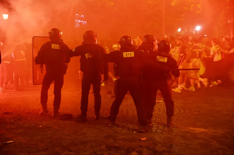 Is elke aanleiding goed voor 'urban-guerrilla' en kondigt dit een 'multicul-burgeroorlog' aan?